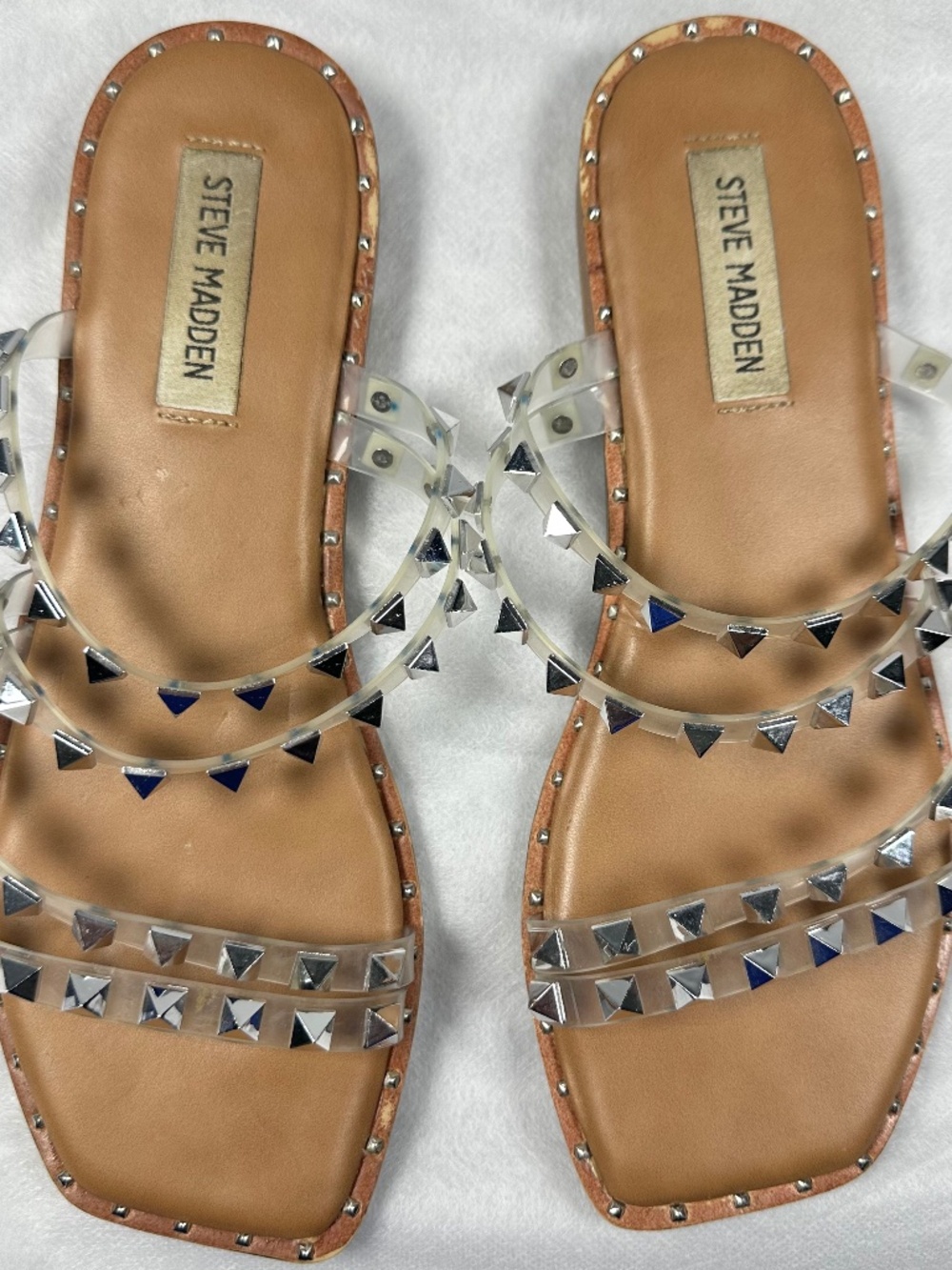 Steve Madden Skyler Flat Sandals Size 7 Metallic Pyramid Studs Modern Square Toe